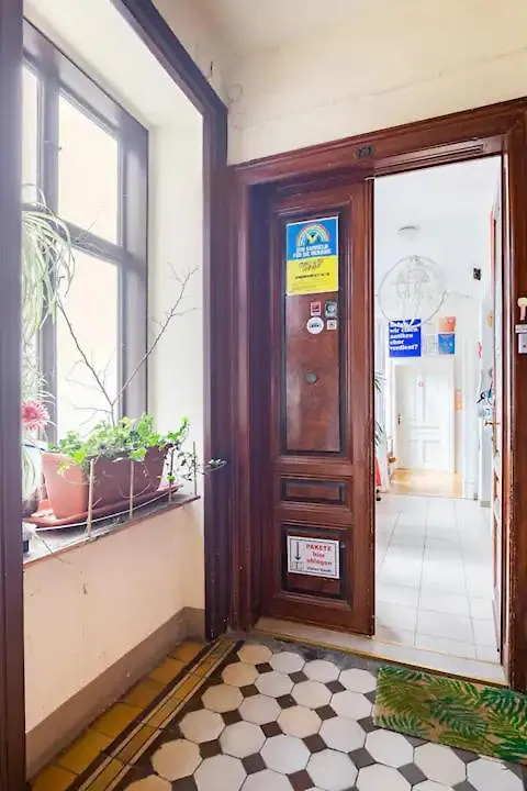 Homestay Fro-Media - Room - Backside - Community Space - Vienna