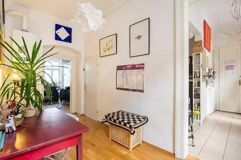 Homestay Fro-Media - Room - Backside - Community Space - Vienna