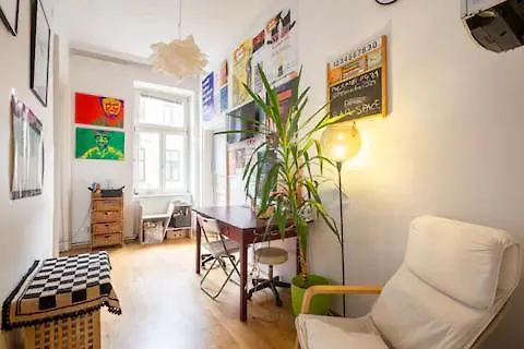 Fro-Media - Room - Backside - Community Space - Vienna Homestay