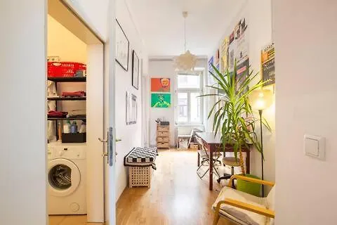 Homestay Fro-Media - Room - Backside - Community Space - Vienna