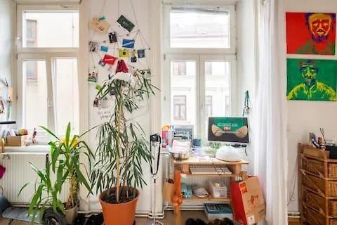 Fro-Media - Room - Backside - Community Space - Vienna Homestay