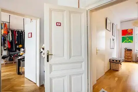 Fro-Media - Room - Backside - Community Space - Vienna Homestay
