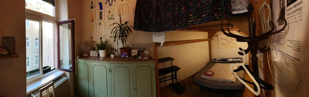 Homestay Fro-Media - Room - Backside - Community Space - Vienna