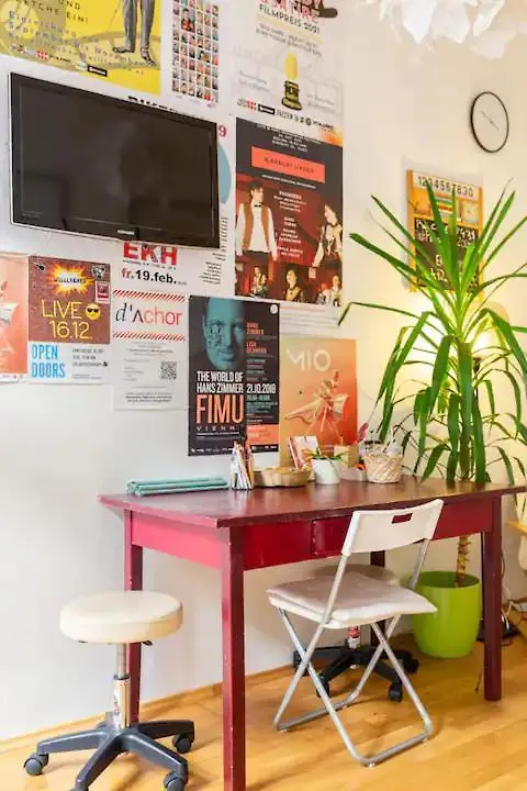 Homestay Fro-Media - Room - Backside - Community Space - Vienna